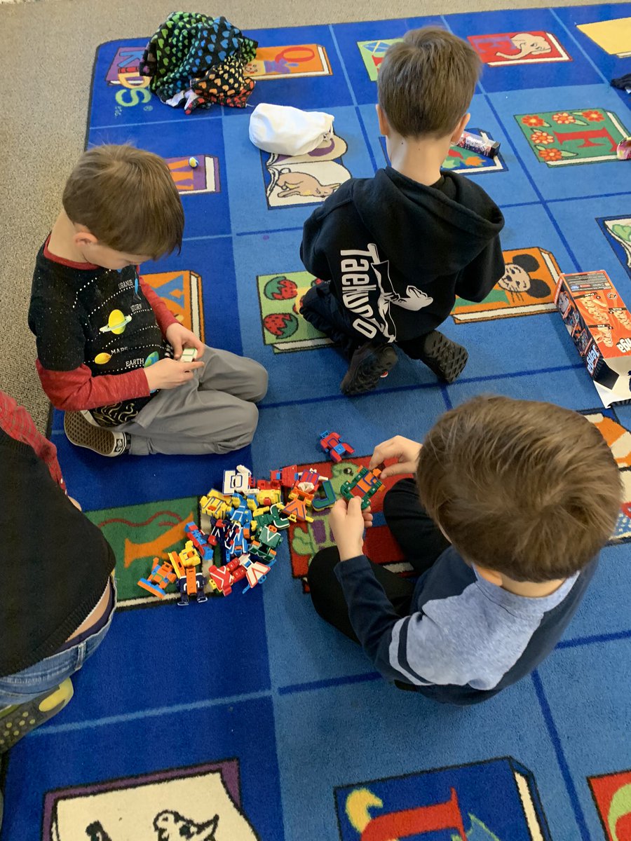 mslynnkg's tweet photo. #DayofPlay is in full effect. Using communication, collaboration, and creativity all day long! #imaybecrazyby2! #theyarelovingit #kinderplay #littlelearners @ShadyAtTheGrove @HenricoElem https://t.co/ojKrn7GWRn