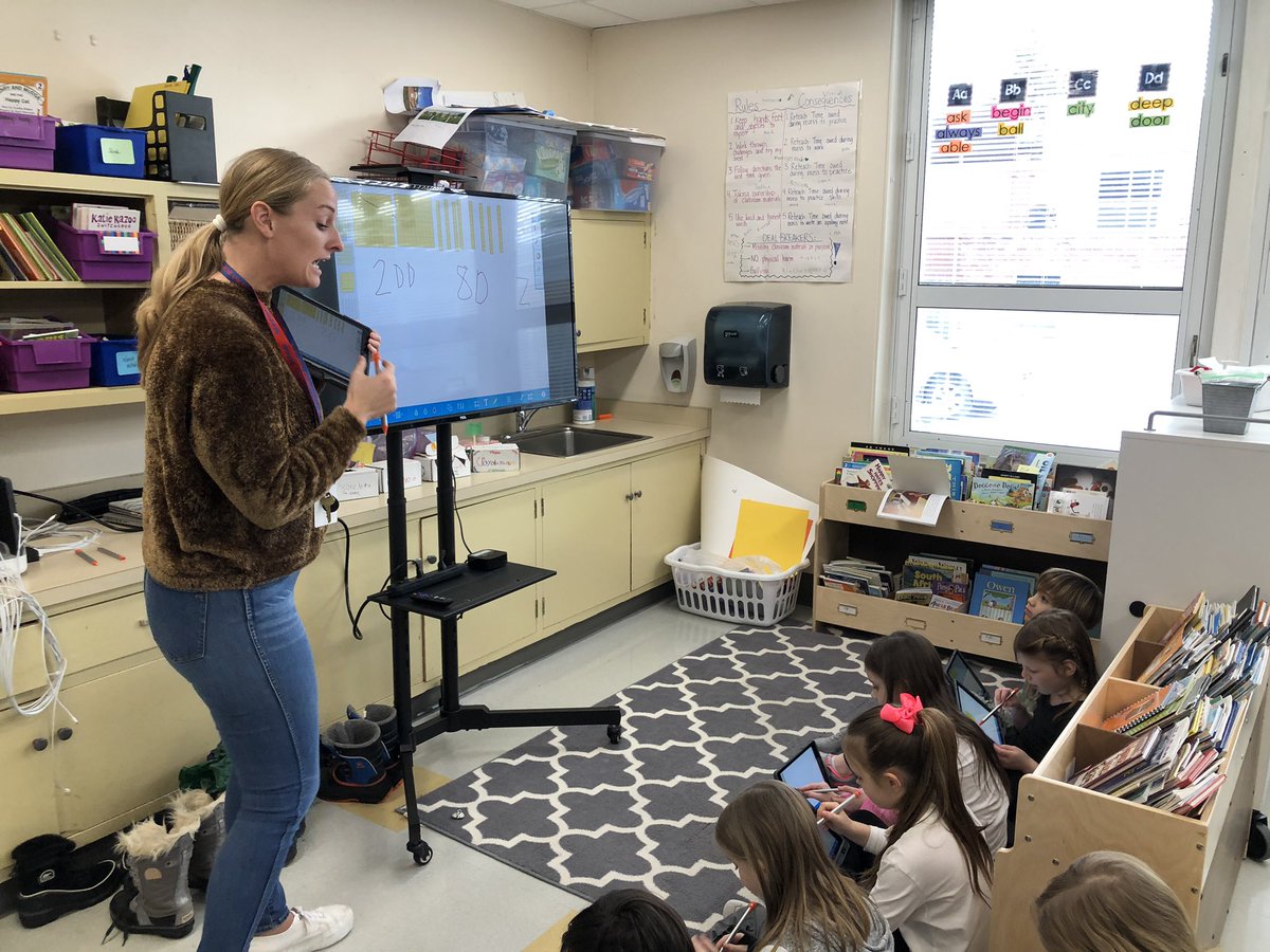 seemoretech's tweet photo. Co-teaching at its finest in 2G! @MissEllie2G @paige_klawitter @ReneeFitzEdu @LakeForestSD67 @jeffmchugh67 #sheridanshines https://t.co/xFmQNIQUCh