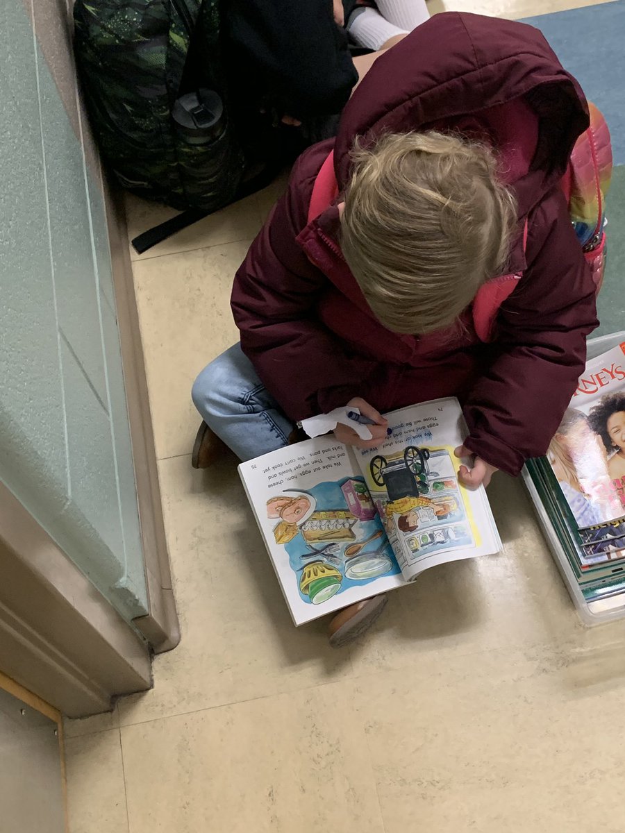 MrsBurnsPreK's tweet photo. Walked up and saw my sweet student looking for and coloring sight words while waiting for the bell to ring this morning 😍 #JAMkinder @NISDMireles https://t.co/Aa7MZ1nhOf