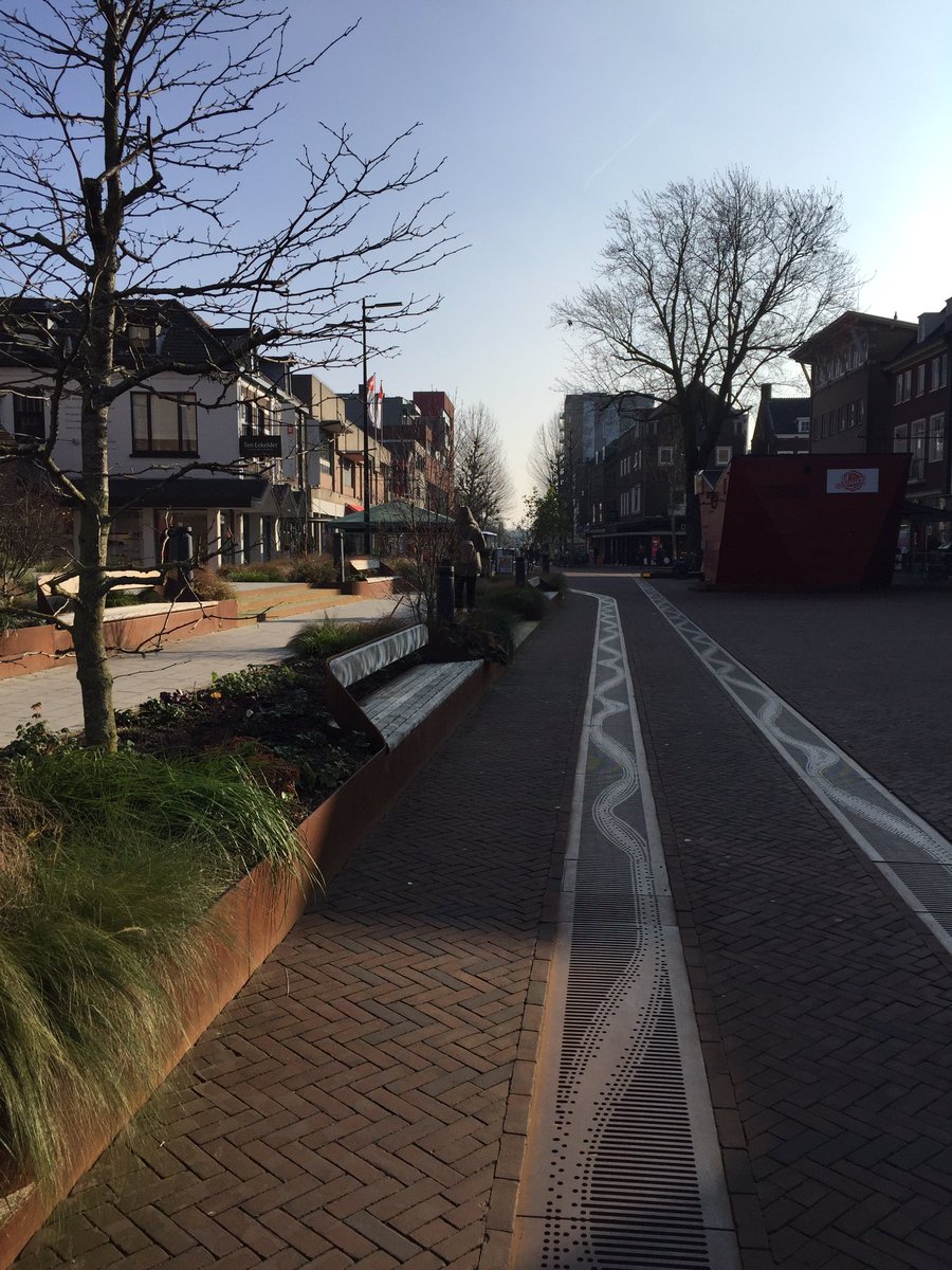 SonjaCityDNA's tweet photo. Mooi hoor, nieuw groen in de binnenstad van Hengelo. #groen #duurzaam #hittestress #hengelo #twente https://t.co/Z4Pm5OybB8