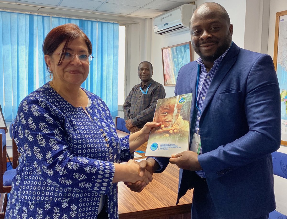 UNICEF_Liberia's tweet photo. The national road map to end open defecation &amp; the strategic plan for the WASH Commission were prioritized during the meeting of Amb. Bobby Whitfield, Chairman &amp; CEO for the National WASH Commission and @GadLaila, UNICEF Representative in #Liberia.
#ForEveryChild  Clean Water https://t.co/U7Gnn2Jkcv