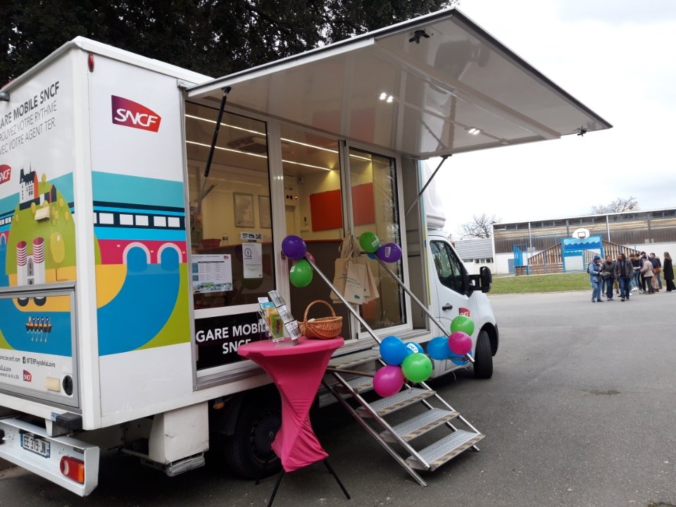 maximecocoual's tweet photo. Venez nous rencontrer aujourd'hui et demain sur notre #GareMobile TER aux JPO de @lajoliverie pour échanger sur vos solutions de mobilités pour la rentrée ! 🚅💺🚊
@TERPays2LaLoire #tutti #mezzo https://t.co/x88wSiAgXu https://t.co/dKBsYAnUfl