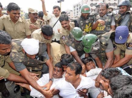 Emraan007's tweet photo. @amjedmbt @hydcitypolice @KTRTRS @TelanganaDGP Did @trspartyonline and their leaders took any police permission while protesting for separate Telangana?@MBTparty @dilawer1 https://t.co/YK9kE9MIbf