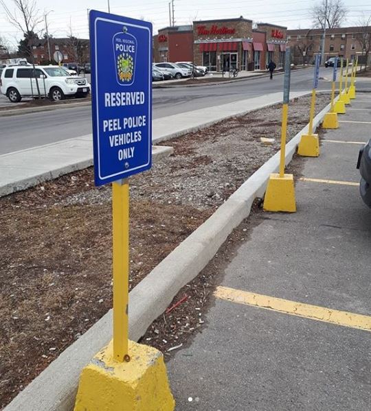 dixie_signarama's tweet photo. Custom Parking Signs for @PeelPolice
https://t.co/aPui610kNL
#parkingsign #signarama_dixie #signage #signcompany #aluminumsign #postandpanel #Mississauga #brampton #peelpolice https://t.co/4ZM5RygtoH
