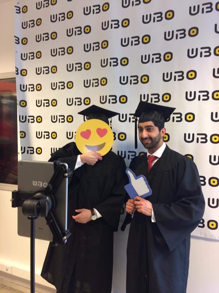 Pendant ce temps, les docteurs de <a href="/UBO_UnivBrest/">UBO - Univ. Brest</a> immortalisent le moment en ce jour spécial de remise de diplôme ! 🥳