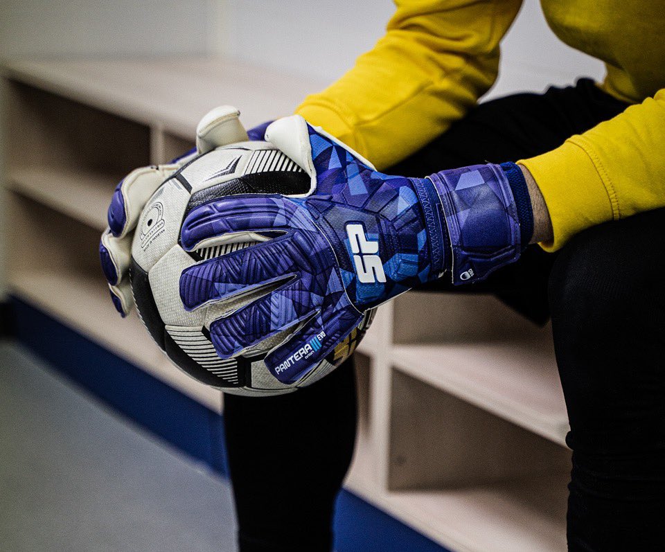 spfutbolES's tweet photo. Listos para la próxima batalla 🧤
—
https://t.co/L8mRuvnP8G
—
#spfútbol #guantesdeportero #goalkeepergloves #pantera #keepest https://t.co/eCVNpffkDI