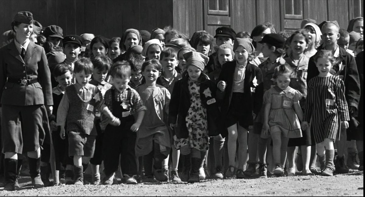 #JanuszKaminski on #SchindlersList : "I used yellow #15 and orange #21 to brighten skin tones. The principals in black-and-white are as such: if you have a red object and you apply a red filter, the red object will become lighter. 1/3

#StevenSpielberg
