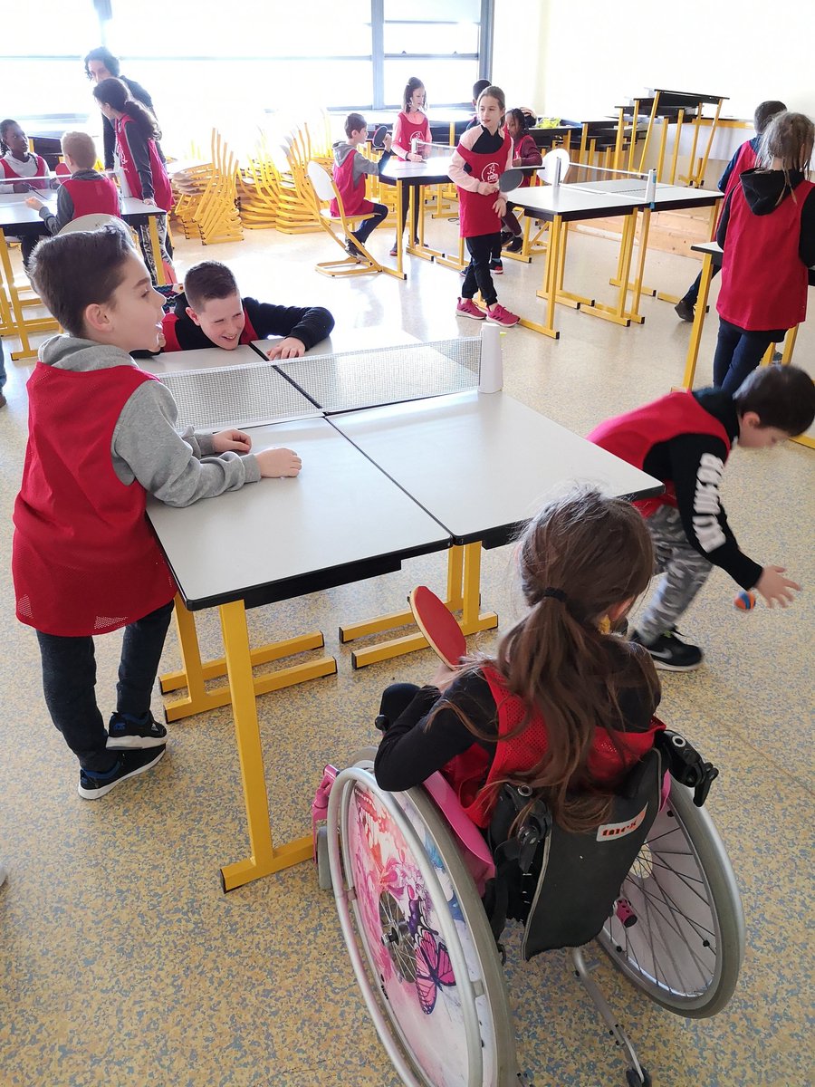 USEP28EetL's tweet photo. Congrès département USEP des enfants en partenariat avec @eurelien pendant la #SOP2020
Ateliers en lien avec #LesValeurs le #Handisport et l'#EDD 
Merci aux élèves, aux adultes et joueurs du @chartresmhb et au CD28 pour le locaux et l'aide précieuse.
#0déchet
#EnfantsActeurs https://t.co/RNHw3EWacw