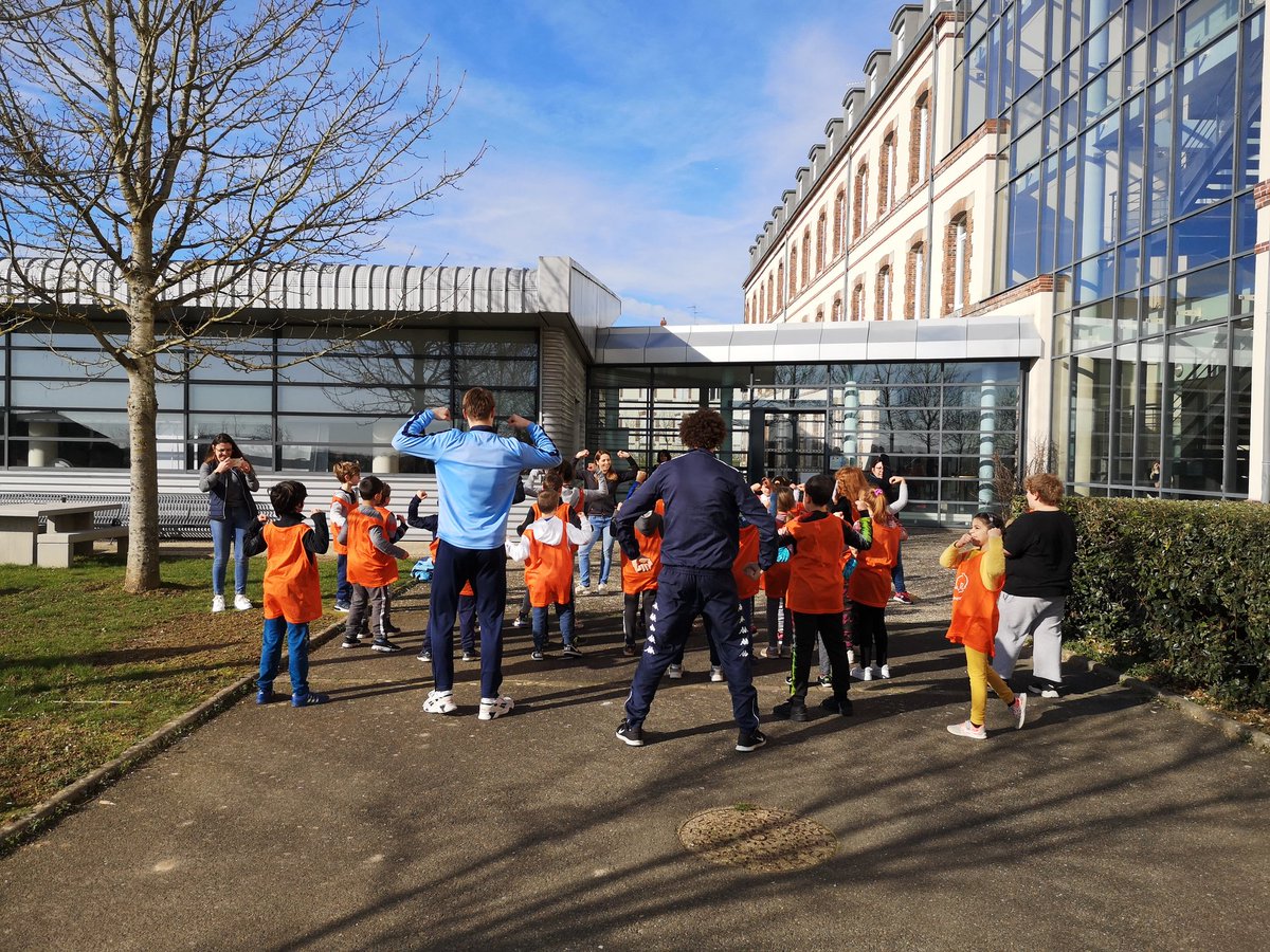 USEP28EetL's tweet photo. Congrès département USEP des enfants en partenariat avec @eurelien pendant la #SOP2020
Ateliers en lien avec #LesValeurs le #Handisport et l'#EDD 
Merci aux élèves, aux adultes et joueurs du @chartresmhb et au CD28 pour le locaux et l'aide précieuse.
#0déchet
#EnfantsActeurs https://t.co/RNHw3EWacw