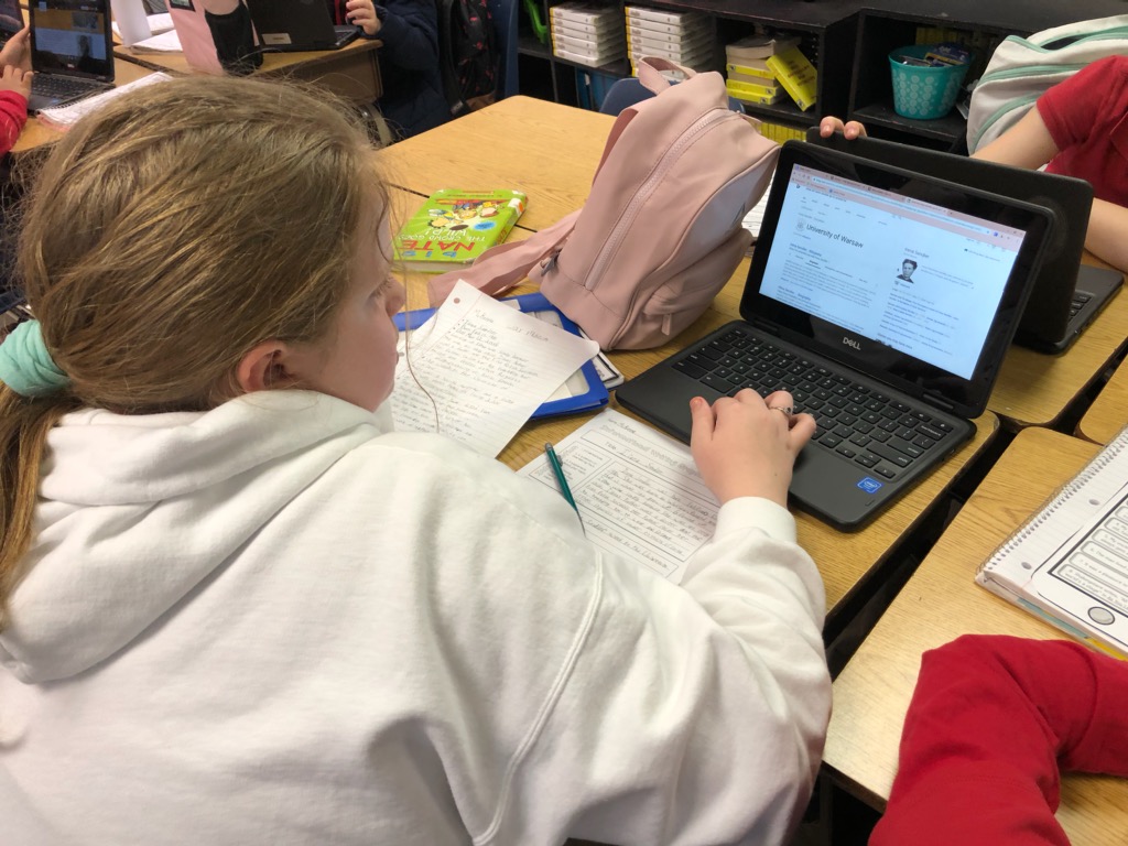 IC_Kirkpatrick's tweet photo. @Everett_A_ @DrFish_ncts @NCTS09 Fourth graders in Ms. Jordan's room are doing research for their upcoming WWII Wax Museum for #forgetivefriday! #ncsdbethebest https://t.co/R9liNBV441