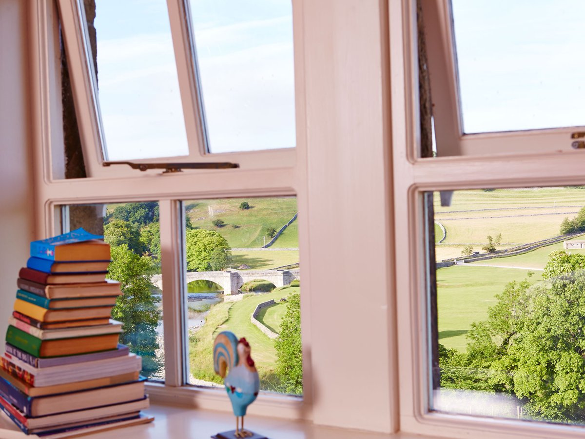 Imagine waking up to a view like this? 📞 To book a room please call 01756 718111 or book online here: loom.ly/bVUVQ94 #devonshirefell #yorkshire #yorkshiredales #northyorkshire #burnsall #shortbreak #roomwithaview #travel #visityorkshire #countryside #weekendgetaway