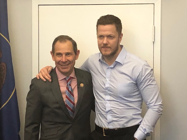 EqualityCaucus's tweet photo. Thank you, @RepJohnCurtis for meeting with @DanReynolds to discuss @LOVELOUDfest and how we can work to #DefundConversionTherapy
#ImagineEquality https://t.co/OoVEVL3w8p