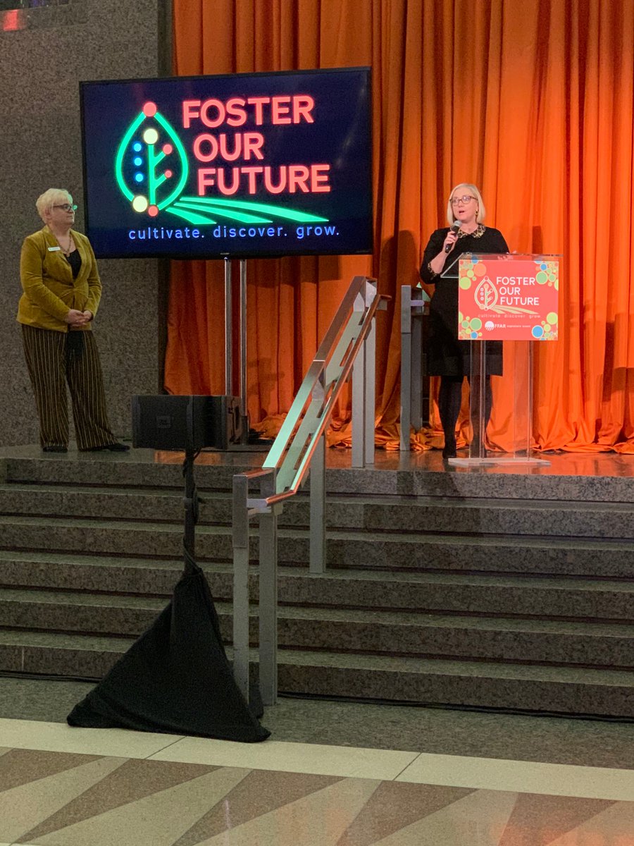 USFRA's tweet image. USFRA COO Lisa O'Brien Enger and @FoundationFAR CEO @Rocktalking announce our Ag Climate Partnership in front of an audience of farm and food sustainability and science leaders.

#AgClimate #USFRA #FFAR #WFO #ClimateChange #SustainableAg