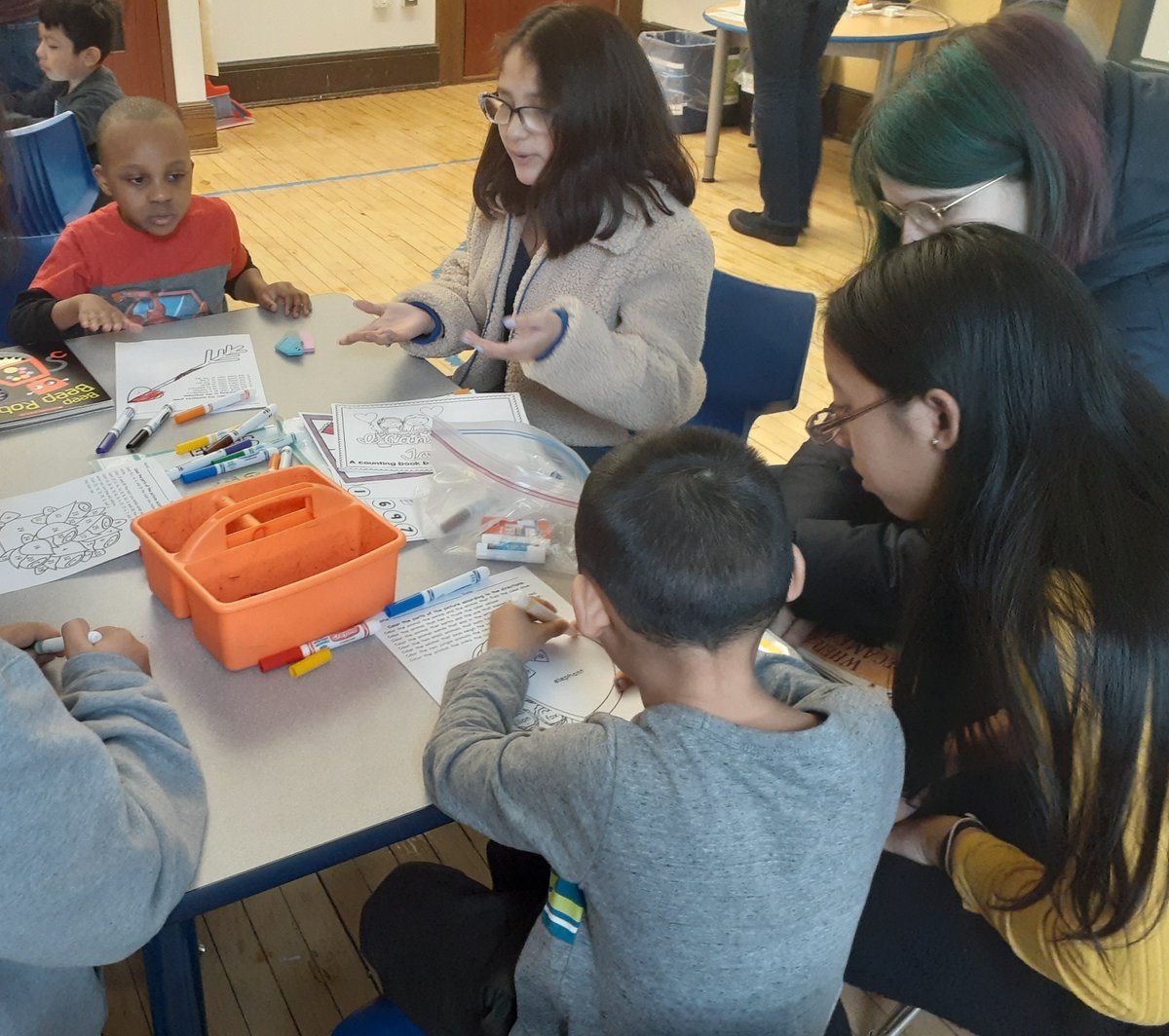 P277Q_'s tweet photo. Thank you, students from Hunters Point Middle School for coming to visiting our elementary school students! We had fun reading stories, getting help with our worksheets,  and getting to know each other! https://t.co/7Itb9e7gI8