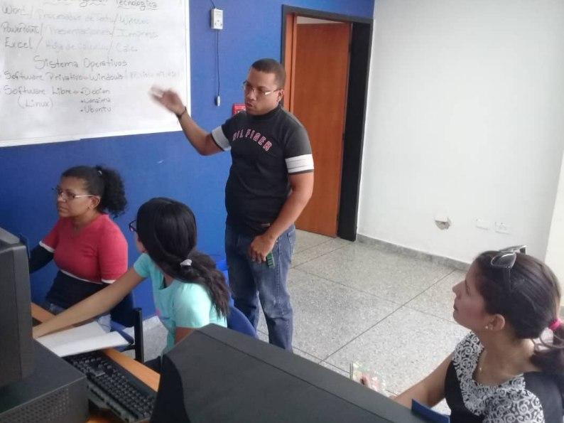 #CooperaciónYHermandad En los espacios de @SoyBVA UPEL Maracay se realizó Curso Teórico-Práctico de Ofimática Básica: Teoría sobre la alfabetización tecnológica de los avances, uso de los programas del sistema operativo Windows y Sotfware Libre. 

Profesor: <a href="/hector29arcan/">Hector Rodriguez</a>