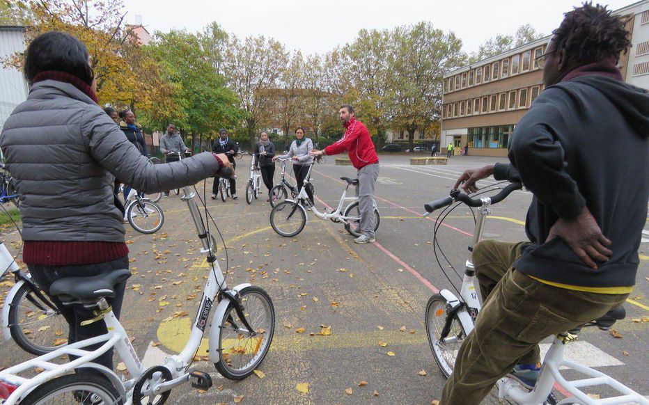EELVmontreuil's tweet photo. Mais la pratique du vélo n'est pas qu'une question d'aménagement (pistes et stationnement)
Il faut développer l'apprentissage du vélo, pour le enfants à l'école mais aussi pour les adultes avec les vélo-école et un programme "Savoir Rouler"
Sans oublier les pompes ! #gonflette https://t.co/TyTgagO5NE