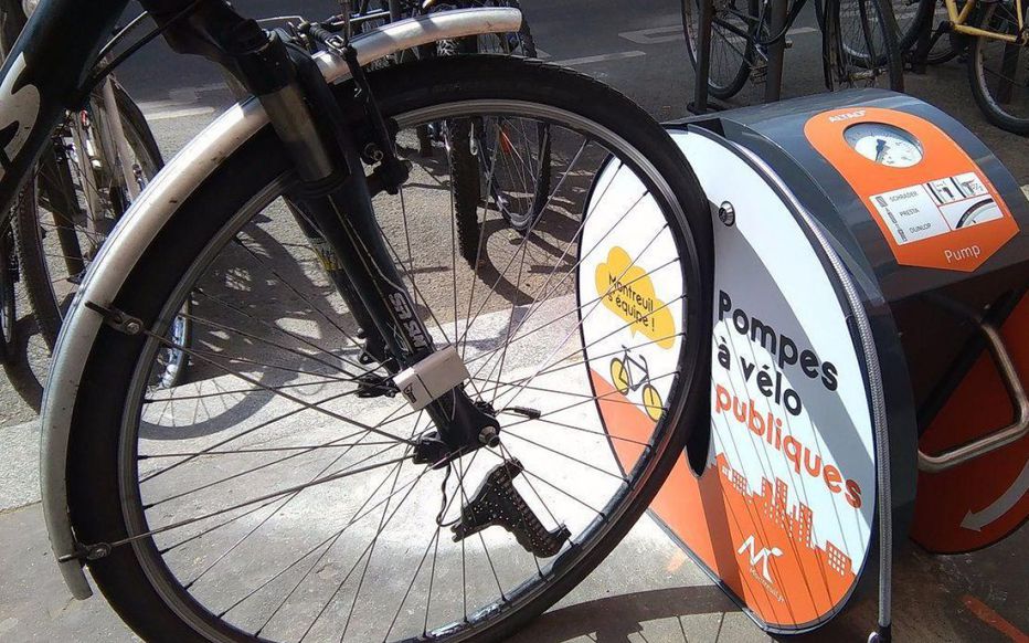 EELVmontreuil's tweet photo. Mais la pratique du vélo n'est pas qu'une question d'aménagement (pistes et stationnement)
Il faut développer l'apprentissage du vélo, pour le enfants à l'école mais aussi pour les adultes avec les vélo-école et un programme "Savoir Rouler"
Sans oublier les pompes ! #gonflette https://t.co/TyTgagO5NE