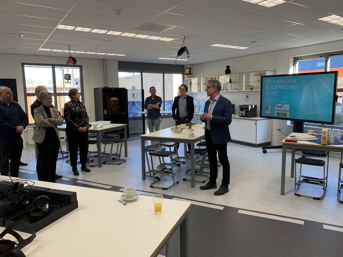 Meer leerlingen VMBO interesseren voor techniek, pure noodzaak voor ondernemend Meierijstad! Vandaag opening Technieklokaal Fioretti College! <a href="/GemMeierijstad/">Gemeente Meierijstad</a> <a href="/FiorettiVeghel/">Fioretti College</a> @AgriFoodCapital <a href="/SNO_Schijndel/">Schijndels Netwerk</a> <a href="/CVOVeghel/">cvoveghel</a> <a href="/VMK_Veghel/">VMK Veghel</a> <a href="/btbrooi/">BtB Sint-Oedenrode</a> <a href="/ocs_schijndel/">OCS</a> #techniek