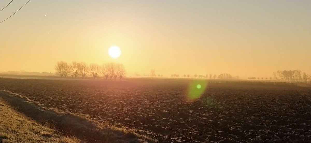 stecouv's tweet photo. #vrtweer sint-pieters-kapelle middelkerke https://t.co/wVsnVcJ0Ll