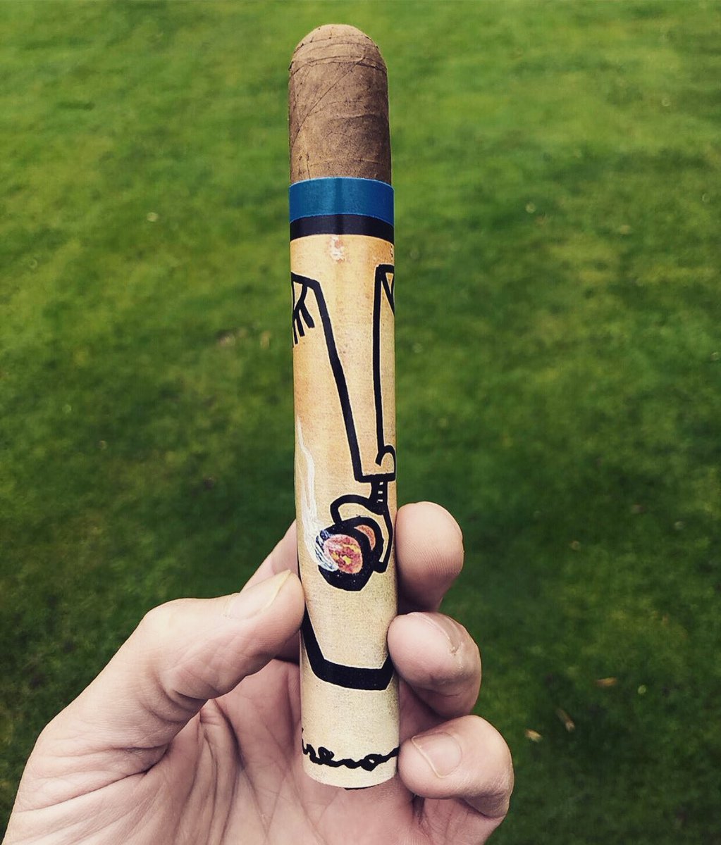 ovcigars's tweet photo. Happy Friday Familia! What a good day to start with a #ciseroncigar ! Tag a friend that has yet to light one up! #ovcigars #oscarcigar #weekendvibes https://t.co/LLqHADTqp8