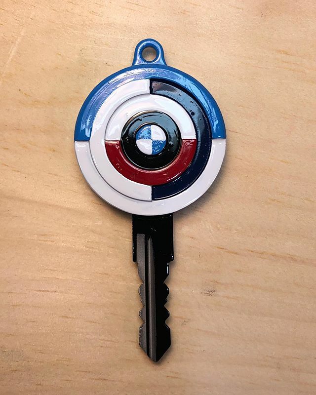 madkustoms13's tweet photo. A Kustom casted and machined key for a vintage BMW, hand painted using @alpha6corporation  Alphanamel...
.
.
.

#madartistry 
#alphanamel
#ppg
#hotrods
#kustoms
#nolifelikethelowlife 
#airbrushartist 
#airbrushing
#pinstriper
#pinstriping
#signpainter
#handlettering 
#king13… https://t.co/RLEaPDAshg