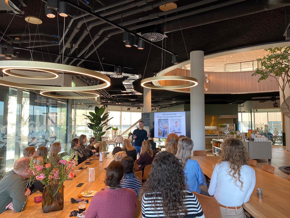 ergozit's tweet photo. Tijdens de Workshop Gezond Werken legt de ergo-expert van ErgoZit de nadruk op het voorkomen van fysieke en mentale klachten. Zoals hier bij Appél in 's-Hertogenbosch. #workshopgezondwerken #ergozit #gezondwerken #ergonomischwerken #ergonomischebureaustoel https://t.co/bgtrYZcQmd