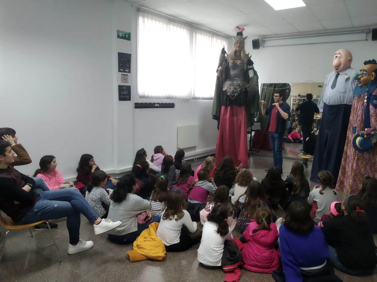 AVV_Via_Europa's tweet photo. Avui l'alumnat de @cdmmataro ha visitat la Norilca. Ha pogut conèixer la història del #gegant, el simbolisme i representativitat, el protocol que segueix a les cercaviles, la música que l'acompanya, el vestuari de la colla... #projectegegants #projecteinterdisciplinari, #Norilca https://t.co/vfpyHgmyKp