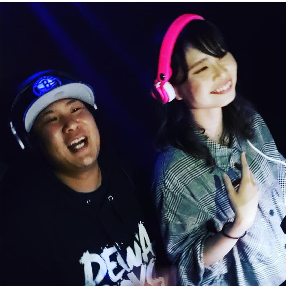 saejimaru's tweet photo. Kennyのスペシャルハイライトをパクってきてるンゴ！！！！！
髪は短くなったンゴ！！！！！
ゆりねえは化粧が薄いのにいつでも可愛いンゴ！！！！！
見習いたいのに習得は出来ないンゴ！！！！！

あ、高ぇヘッドホン無事2代目突入です。あざす。

この値段は毎度涙が出ます。くぅ〜〜 https://t.co/jeOMvbBgXf