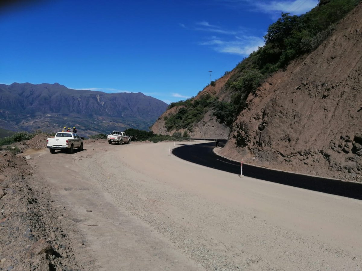 CarreterasBo's tweet photo. #Cochabamba
#ABC realiza trabajos de imprimación en el km 50 del Tramo: #Epizana - #PuenteValleHermoso, camino antiguo Cochabamba - #SantaCruz.
#ConservaciónVial https://t.co/k22JQmvh7Z