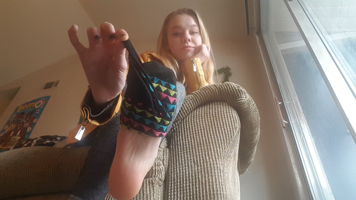 ogfeet's tweet photo. Peeling those socks off again😂
#lovefeet #heelsaddict #feetstagram #footfetishnation #talons #pieds #footfetishgroup #hotfeet #beautifulfeet #nicefeet #beautifultoes #beautifulsoles #sexyarches #prettytoes #perfecttoes https://t.co/vHUci3W96F