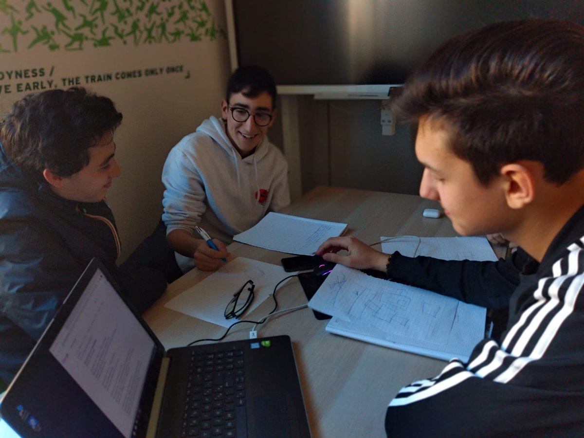 fmdigitale's tweet photo. 16 team composti da #studenti di scuole superiori e universitari hanno progettato insieme #soluzioni legate alla guida automatica e superconnessa. Hanno 3 minuti per esporre idee innovative su #mobilità e #5G @LazioInnova @UnivRoma3 @RegioneLazio #ScoutingFuture @FondazioneE https://t.co/8OGsg9sQFK