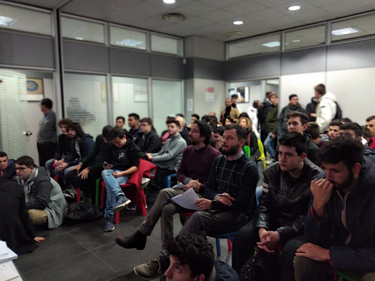 fmdigitale's tweet photo. 16 team composti da #studenti di scuole superiori e universitari hanno progettato insieme #soluzioni legate alla guida automatica e superconnessa. Hanno 3 minuti per esporre idee innovative su #mobilità e #5G @LazioInnova @UnivRoma3 @RegioneLazio #ScoutingFuture @FondazioneE https://t.co/8OGsg9sQFK