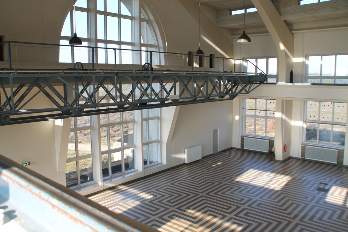 inkluzie's tweet photo. Strak blauwe lucht, 30 enthousiaste fotografen en de meest geweldige locatie die je je maar kunt bedenken, het zendgebouw van Radio Kootwijk. Resultaten binnenkort op de website https://t.co/xUgMobxAvV  @inkluzie @cso_dezonnehoek @apeldoornfoto @RadioKootwijk1 https://t.co/kIkGvlTI3k