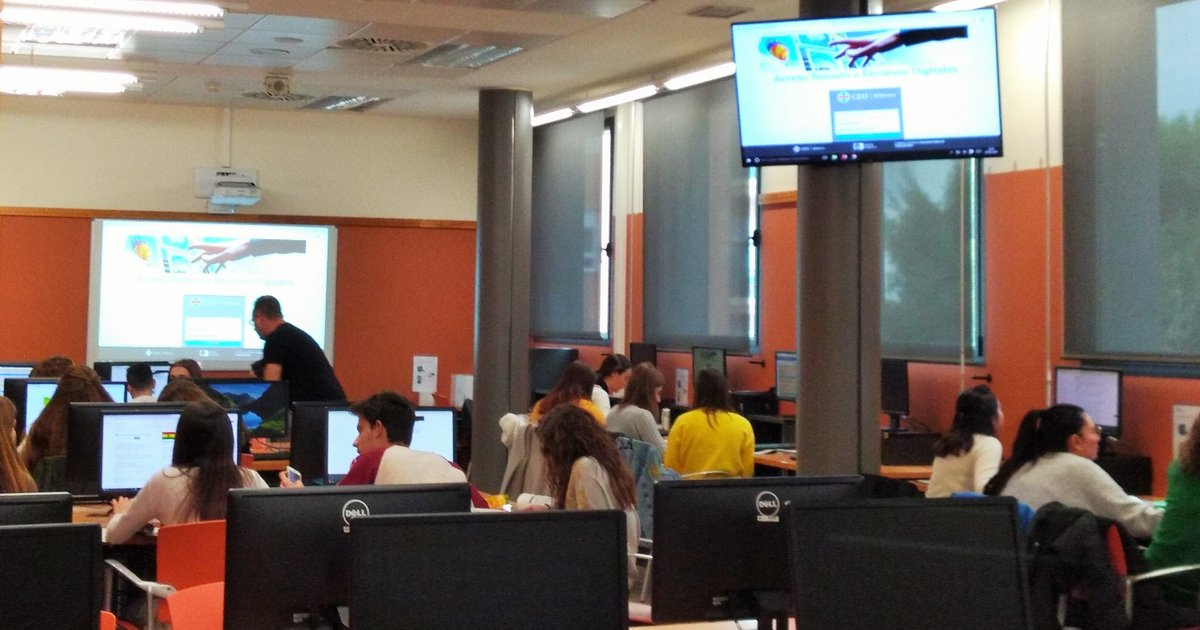 BibliotecaUCH's tweet photo. 📚 Hoy ha sido de #formación para los alumnos de #EnfermeríaUCH
Continuamos con los cursos impartidos por los #documentalistas de @BibliotecaUCH sobre competencias informáticas e informacionales #CI2 para los estudiantes de @uchceu https://t.co/rSC9QKUbTv
#aprendiendo #biblioteca https://t.co/iQkwSnooZ3
