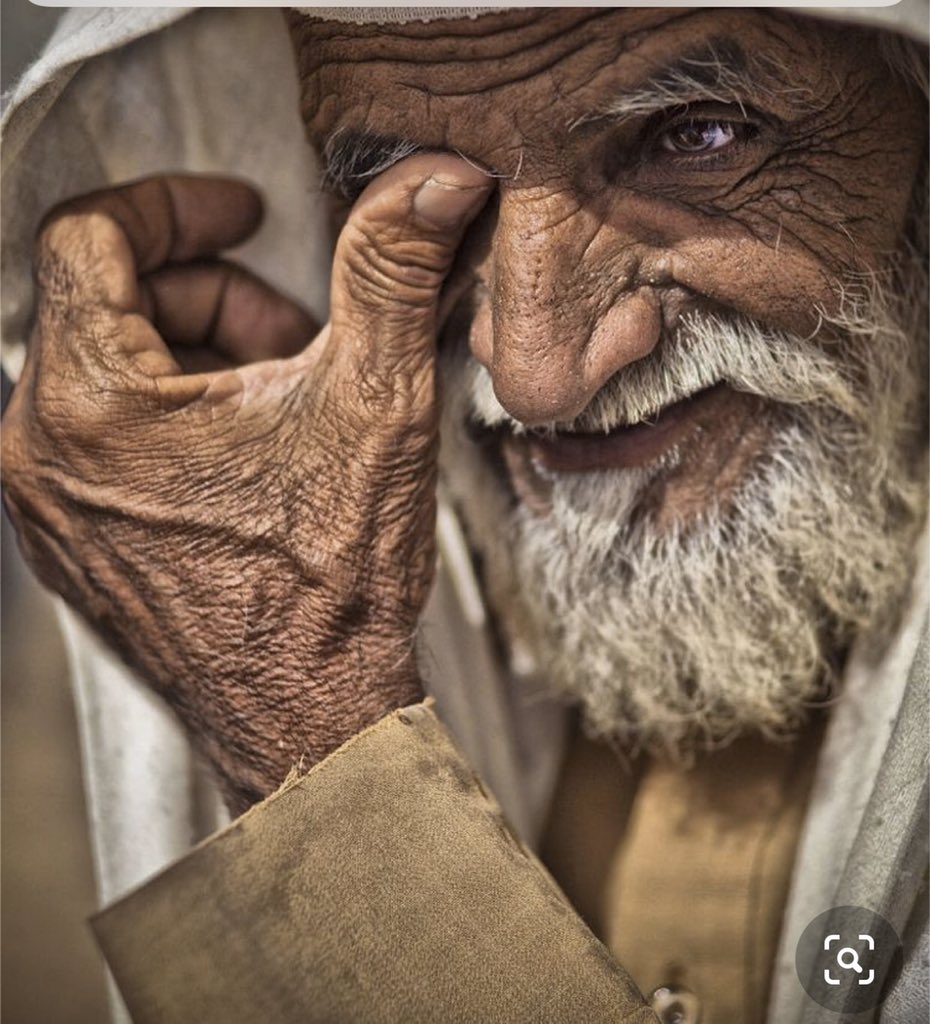 إسأل الله دائمًا الرضا، فإنك إن رضيت رأيت الحياة جنة، واطمأن قلبك، وانشرح صدرك، وسكَنَت نفسك. ليس هناك أكثر بؤسًا من إنسان بلا رضا، ناقم، لا يستشعر قيمة ما لديه، وليس هناك أكثر سعادة وغنى من إنسان غمر نفسه بنعيم الرضا.