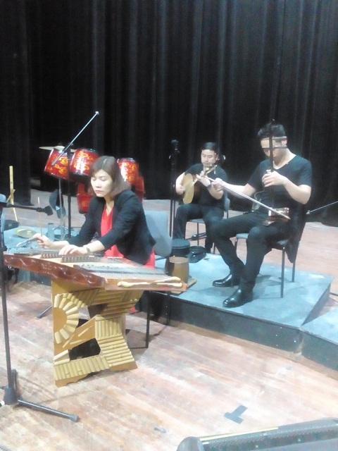 TNCubaOficial's tweet photo. Artistas vietnamitas se preparan para presentación en Gala cultural en ocasión de la #FILcuba2020 #LeerEsCrecer #CubaEsCultura #FiestadelasLetras #MejorArteParaTodos #CubaVietnam60años #Cuba #Vietnam https://t.co/R0mBhbTUeH