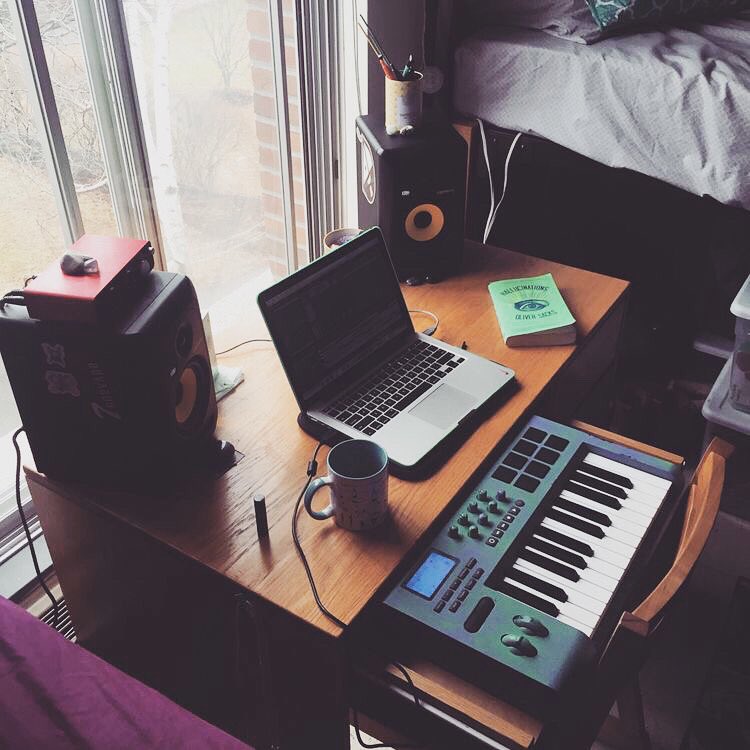 globaldjsguide's tweet photo. Home studio setup for tiny rooms 🎹🎶🖥!! More studio equipment at https://t.co/1ufs5dwq0v !! #homerecording #homerecordingstudio #musicproduction #musicproducer #axiom #midikeyboard #keyboardcontroller #krk #krkrokit #rokit5 #studiomonitors #studioequipment #musicproducerlife https://t.co/iSyM0ijaFA
