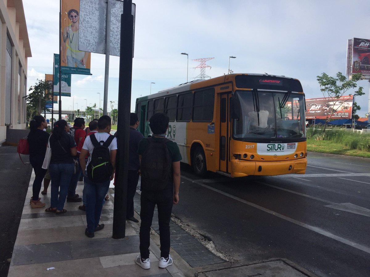 MOY_0892's tweet photo. Un año sin transformar el transporte, un gobierno que no le importa este tema, no sé qué tiene #Minis2000 que no le pueden hacer nada. Es un verdadero infierno la espera de alguna ruta (excepción de tapetes) más de 1 hora o hasta 1hr con 40 minutos y no pasa el camión @MauVila https://t.co/KUPh0dyGDn