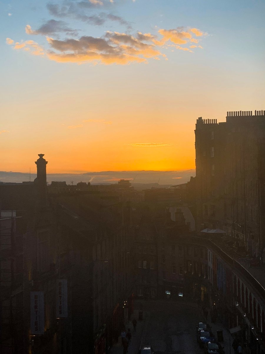 natlibscot's tweet photo. A rather nice #LibrarySunset (from our offices overlooking Victoria Street in Edinburgh). Hope you all have a *fab* weekend when it comes π€π
#FridayFeeling https://t.co/Go2xnpqCs2