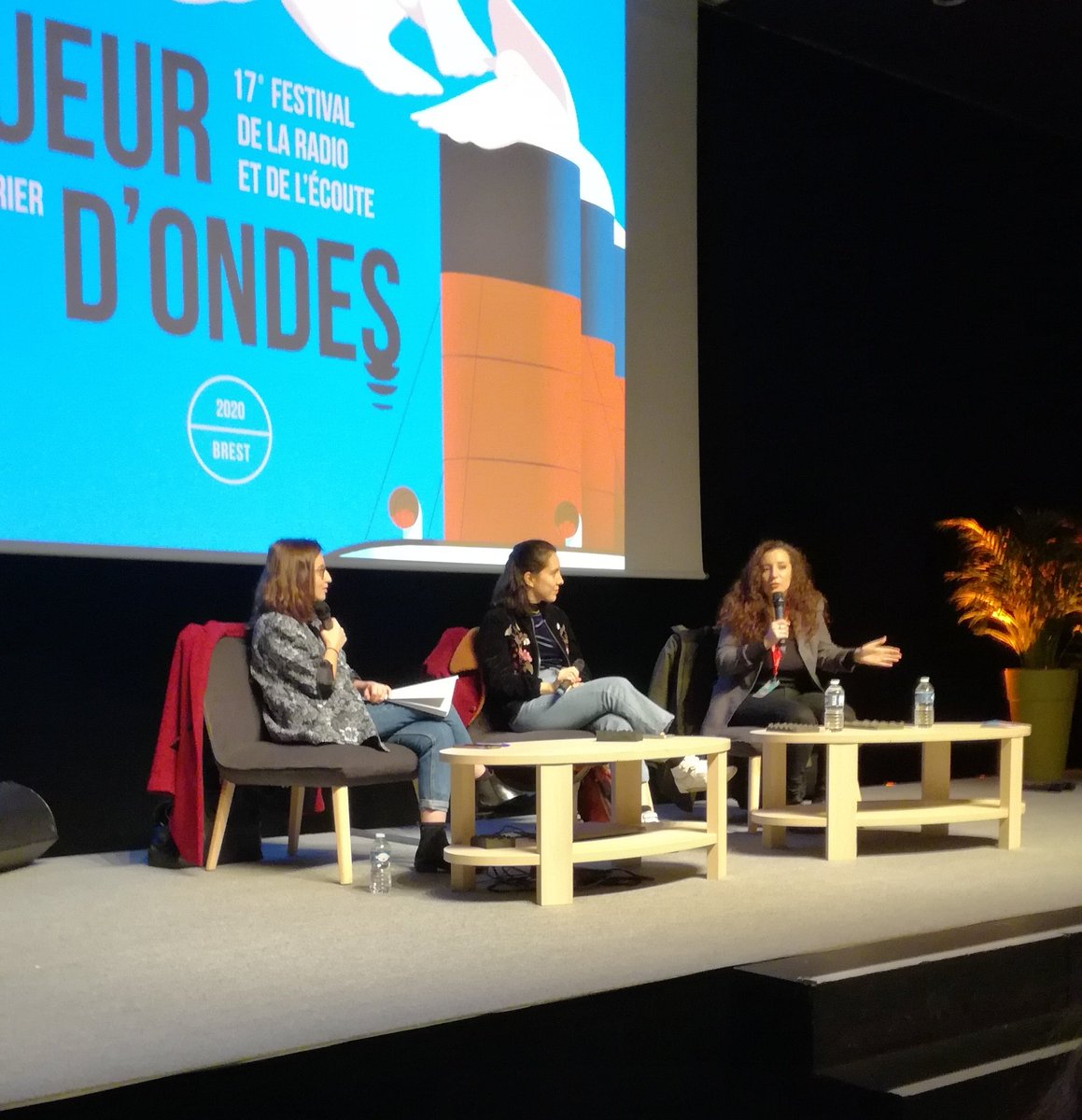 L'équipe de <a href="/radioparleur/">Radio Parleur</a> ne fait pas que diffuser des tables rondes, elle y participe aussi ! 😉

Violette Voldoire discute du traitement des luttes sociales à la radio avec Samia Basille (autrice de podcasts) et Elise Racque (Télérama), au festival <a href="/LDOndes/">Longueur d'ondes</a>, à Brest.