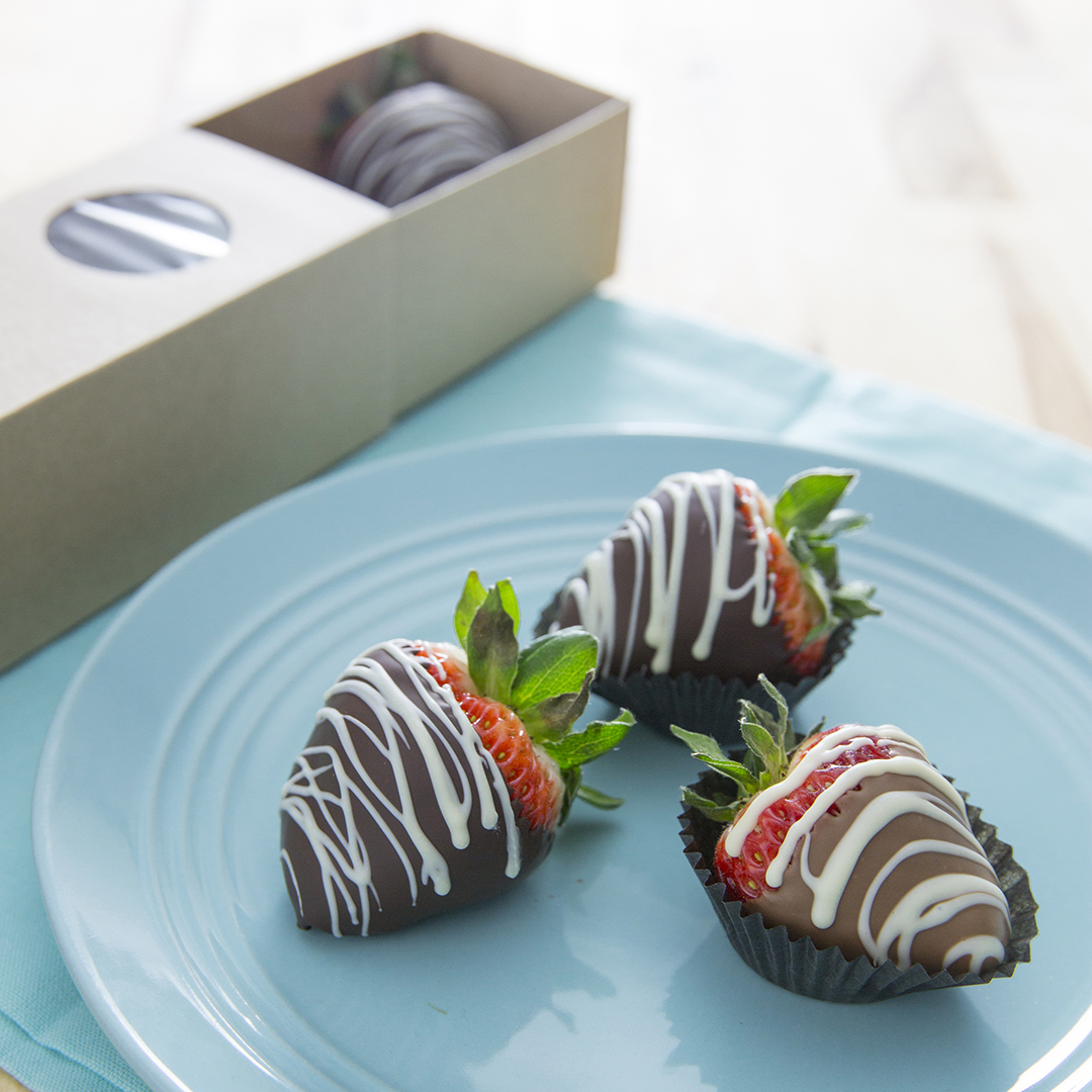 Dites-le avec des fraises 🍓
Étui de 6 fraises #fraîches enrobées de #chocolat noir ou au lait.⁣
En restaurant et sur Uber Eats.⁣
-
Say it with strawberries 🍓⁣
Box of 6 fresh #strawberries dipped in dark or milk #chocolate.
In all our locations and on Uber Eats.⁣