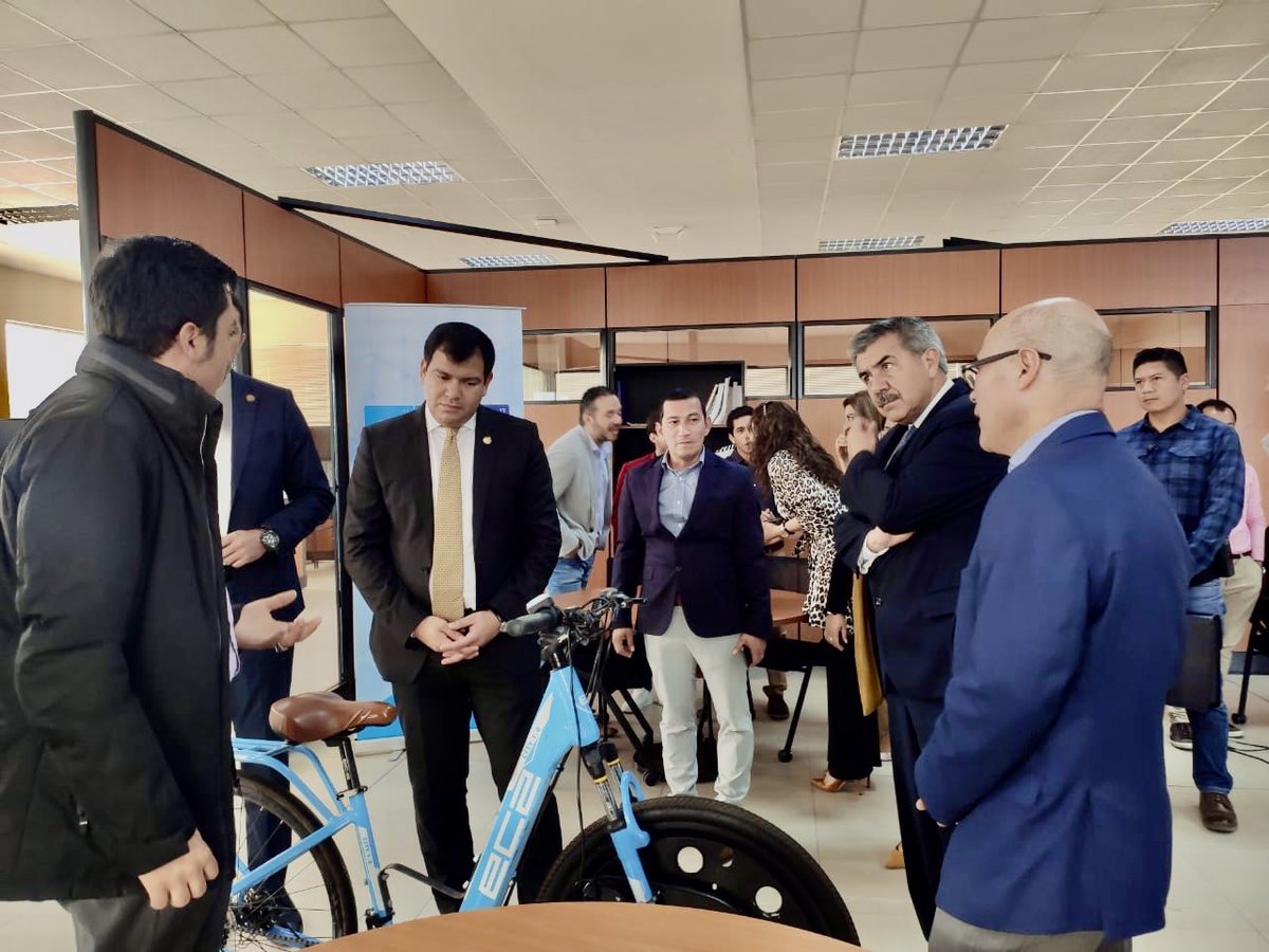 utpl's tweet photo. Estudiantes y graduados #UTPL impulsan el emprendimiento desde #Loja a través de ideas de negocio innovadoras y con impacto social. 🚀
Presidente @AsambleaEcuador, @cesarlitardo, conoce proyectos incubados en @prendho: #SisiIoT #Silicochem #Bookifi #PascalTech y #Tachapir3D. https://t.co/NQX2XEx95I