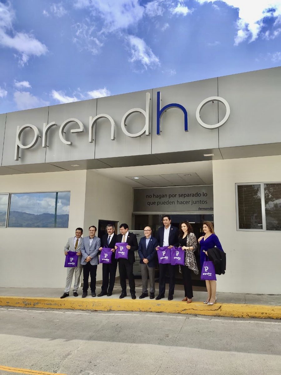 utpl's tweet photo. Estudiantes y graduados #UTPL impulsan el emprendimiento desde #Loja a través de ideas de negocio innovadoras y con impacto social. 🚀
Presidente @AsambleaEcuador, @cesarlitardo, conoce proyectos incubados en @prendho: #SisiIoT #Silicochem #Bookifi #PascalTech y #Tachapir3D. https://t.co/NQX2XEx95I