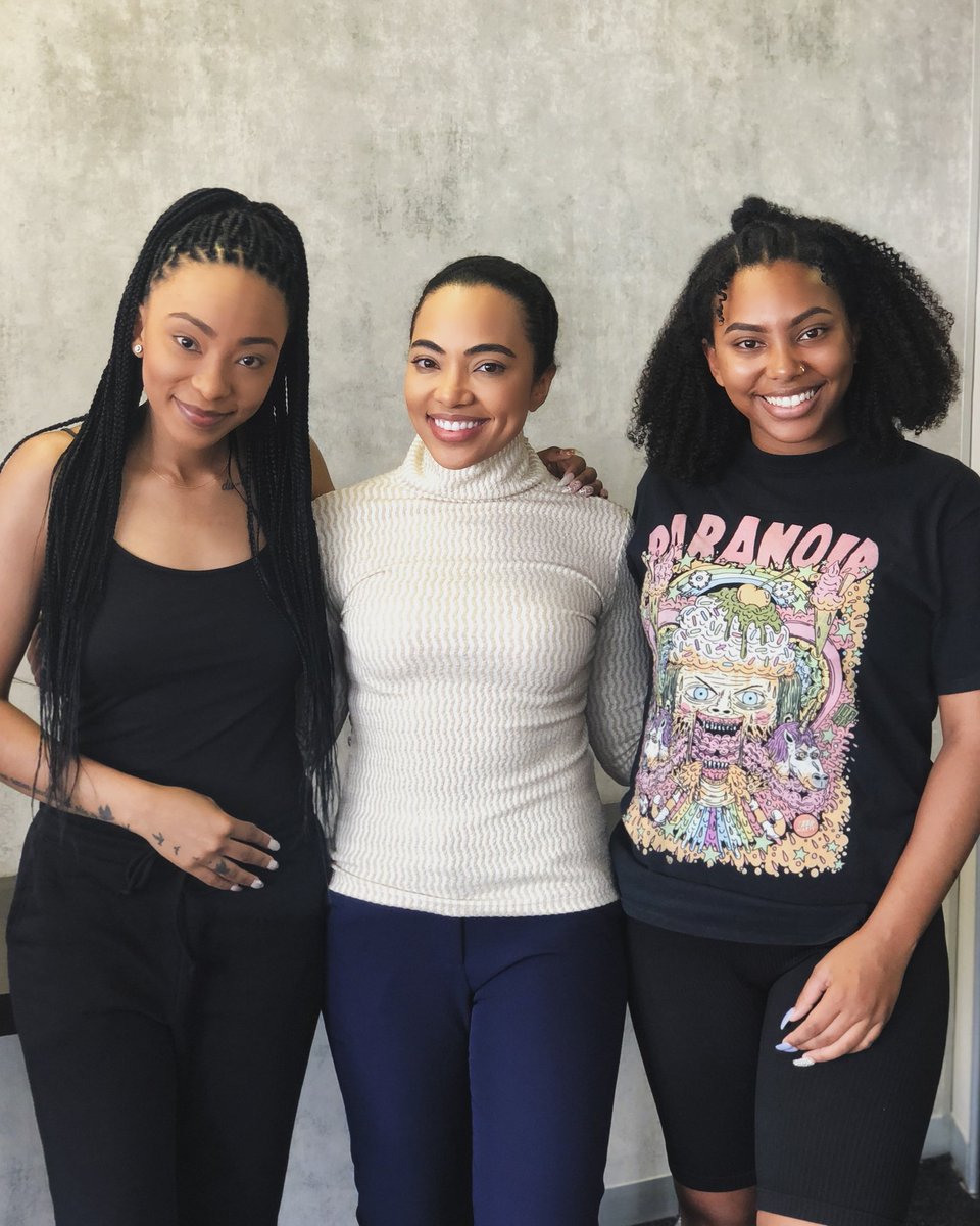 AmandaDupont's tweet image. Sisters came to visit me on set ♥️🎬