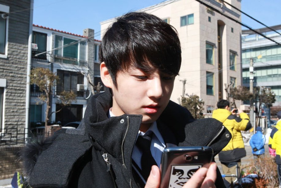 jungkook_pe's tweet photo. Hace 7 años, Jungkook se graduó de la escuela media🎓🥰 #정무행알

"Mis hyungs fueron a mi graduación. Gracias a ellos no estuve solo (...) ¡Tuve mi foto con Jiminie hyung, Jin hyung, Suga hyung y mi diploma! Gracias por asistir".
https://t.co/Y9yNKO388e

#OurJoyJungkook @BTS_twt https://t.co/9SfZN4WxZM