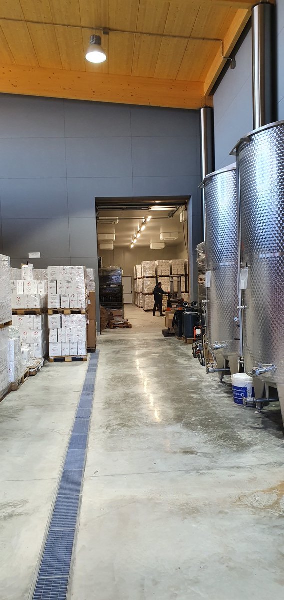 Mossi1558's tweet photo. #mossi1558 #change #better: la nostra Cantina è in continua evoluzione e vi mostriamo come cambia. Ecco il nuovo magazzino a temperatura controllata e la nuova sala di imbottigliamento. #collipiacentinidoc #ortrugo #malvasia #gutturnio #sostenibilita #sustainability https://t.co/oOWRYwr4KB