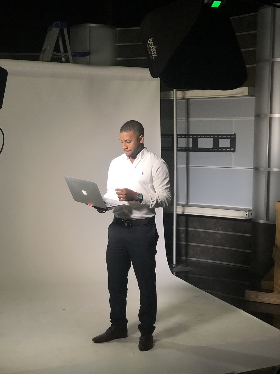 q_lightbourne's tweet photo. They have me out here trying to be a Model for no reason. 🤦🏽♂️ #investar https://t.co/gPw8KtzSHB