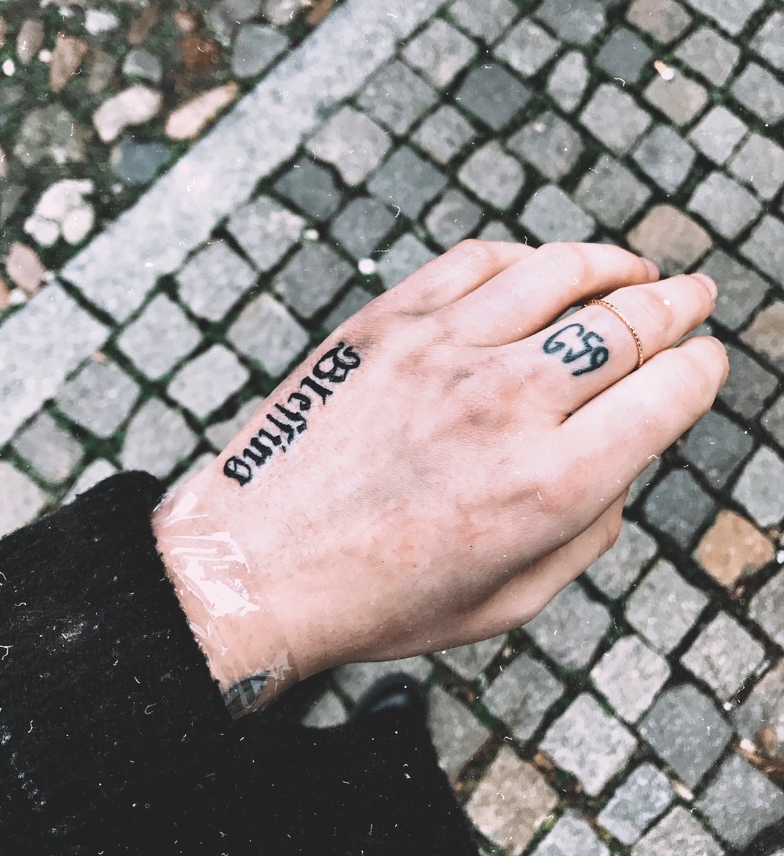 steffinck's tweet photo. So eben Blessing auf die Hand stechen lassen. Dieser Song ist für mich Wort wörtlich ein großes Blessing. Danke für all‘ die Jahre die du Musik machst &amp; mir so einige Jahre erleichtert hast. Du &amp; deine Musik seid immer noch eine große Stütze. Danke für alles @kidd 🖤  #tfs https://t.co/A3vihfq0jr