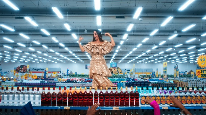 facetinhas's tweet image. Após ficar loucona de tanta verdinha,Ludmilla imagina a cantora Ivete Sangalo fazendo um show no meio do supermercado. E vamos de conceito #PulandoNaPipoca youtu.be/mycQlGIDgh8