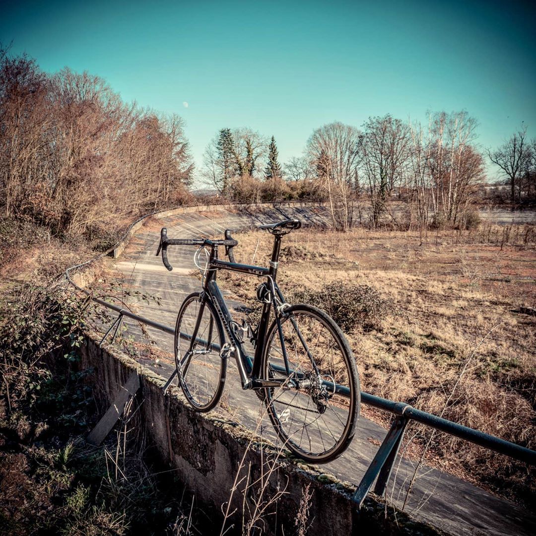 baiki_eu's tweet photo. Wer weiß schon, dass es in Saarbrücken eine verlassene Rennradbahn gibt?🚴🌳

https://t.co/5kzq9Nz25z

#lostplaces #radrennbahn #fahrrad #rennrad #track #bicycle #wettkampf #alt #old #früher #cycling #cyclinglife #entdecken #discover #cyclingphotos #baiki #hältdeinzeug #startup https://t.co/U9g3K9R8Qx